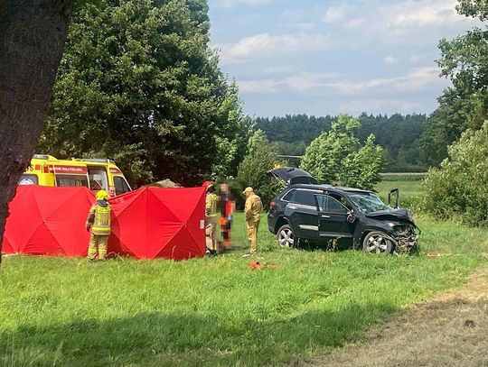 Czołowe zderzenie jeepa i ciężarówki. Scania przewróciła się i stanęła w płomieniach