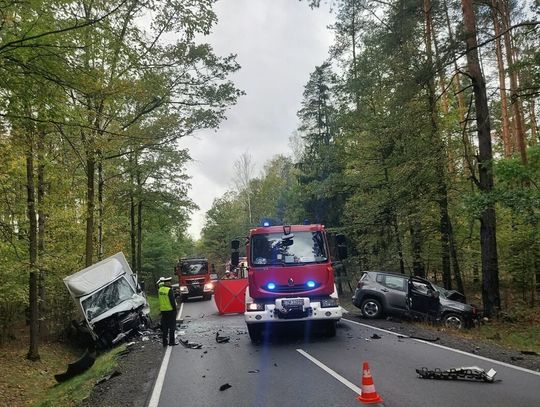 Czołowe zderzenie jeepa i ciężarówki. W wypadku zginął 68-letni mężczyzna