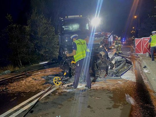 Czołowe zderzenie mazdy i ciężarowego mercedesa. W wypadku zginął kierowca osobówki