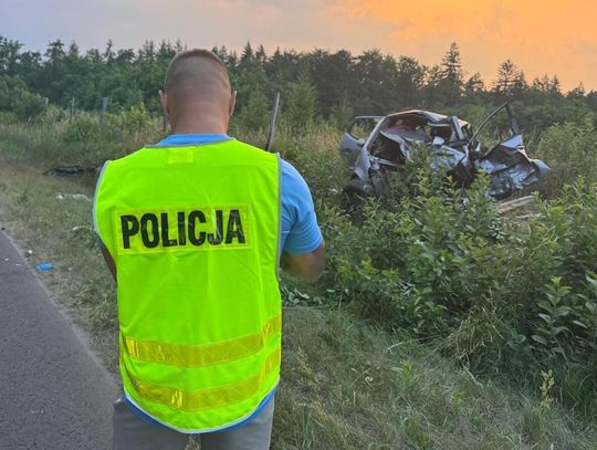 Czołowe zderzenie mazdy i mercedesa. 30-latka zginęła na miejscu, 6-letnia dziewczynka ranna