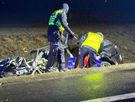 Czołowe zderzenie Mercedesa i Alfy Romeo. Zginęła kobieta, dwie osoby zostały ranne [ZDJĘCIA]