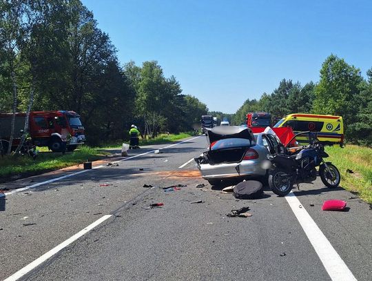 Czołowe zderzenie mercedesa i ciężarówki. Kierujący osobówką i pasażerka zginęli na miejscu