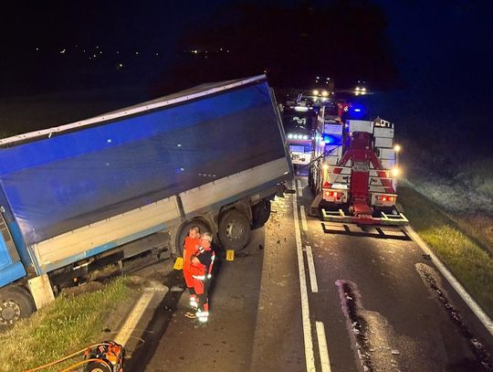 Czołowe zderzenie mercedesa i ciężarówki. Osobówka została zmiażdżona, kierowca zginął [FOTO]