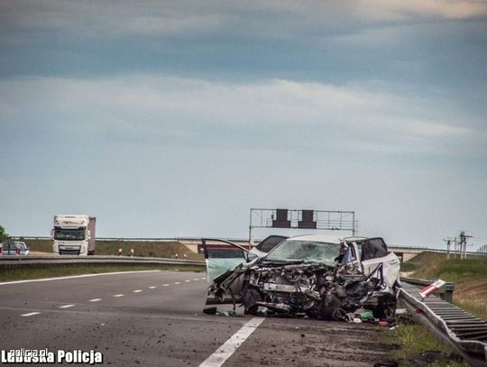 Czołowe zderzenie mercedesa z lexusem. Obaj kierowcy zginęli