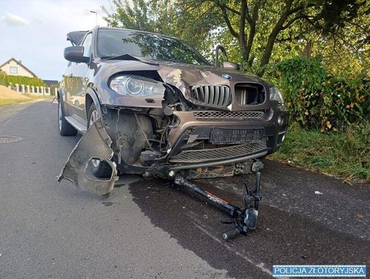 Czołowe zderzenie mężczyzny na hulajnodze elektrycznej z BMW