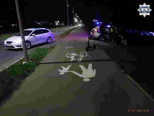 Czołowe zderzenie mężczyzny na hulajnodze elektrycznej z kobietą na rowerze. 48-latka wpadła do rowu