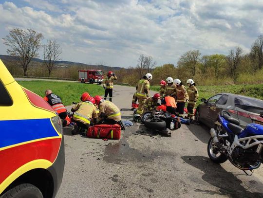 Czołowe zderzenie młodych motocyklistów. 21 i 24-latek zabrani do szpitala