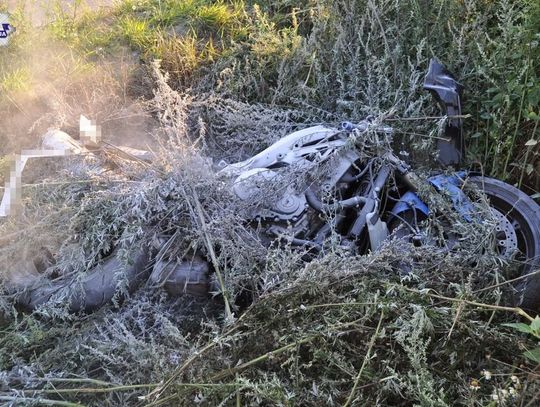 Czołowe zderzenie motocykla i kombajnu. Kierowca jednośladu zginął na miejscu