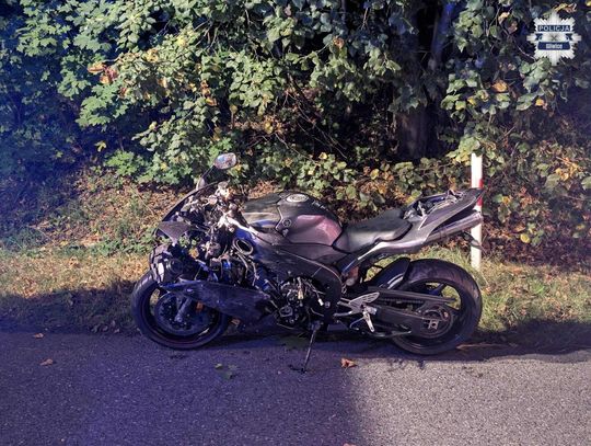 Czołowe zderzenie motocykla i osobówki. Kierujący yamahą zginął na miejscu