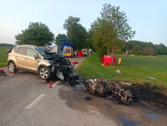 Czołowe zderzenie motocykla i osobówki. Motocyklista i pasażerka zginęli na miejscu