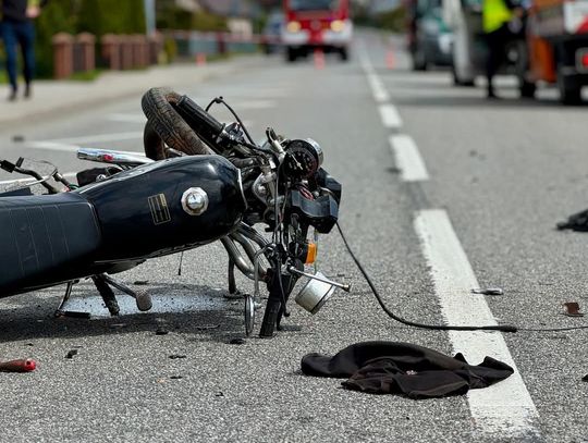 Czołowe zderzenie motoroweru i osobówki. Kierowca jednośladu zginął na miejscu