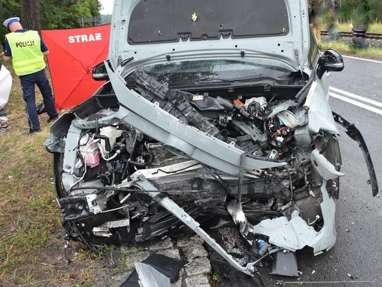 Czołowe zderzenie na Mazurach. Zginęła kobieta, trzy osoby są ranne, w tym dwoje dzieci