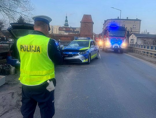 Czołowe zderzenie na moście. 19-latek w Golfie staranował radiowóz, trzy osoby zostały ranne