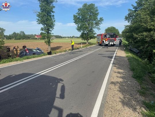 Czołowe zderzenie na prostej drodze. 23-latek znaleziony pod wrakiem auta, zmarł w szpitalu
