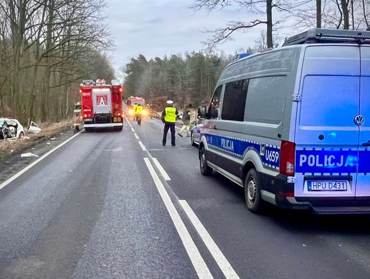 Czołowe zderzenie nissana i bmw na drodze krajowej nr 10. Jedna osoba zginęła, dwie są ranne