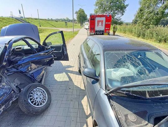 Czołowe zderzenie opla i audi. Sprawca wydmuchał blisko 3,5 promila [ZDJĘCIA]