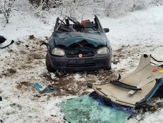 Czołowe zderzenie opla i renault. W wyniku wypadku zginęła jedna z pasażerek, trzy osoby są ranne