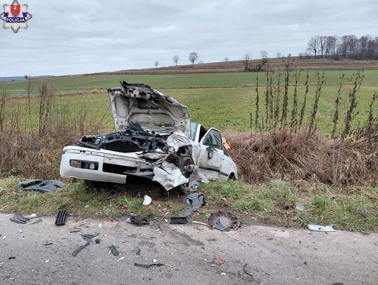 Czołowe zderzenie opla i skody na Lubelszczyźnie. 63-letni kierowca zginął na miejscu