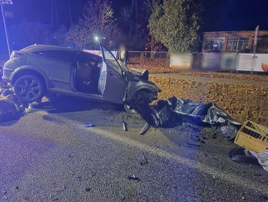 Czołowe zderzenie osobowego opla i ciężarówki. Młody kierowca zmarł mimo długiej akcji reanimacyjnej