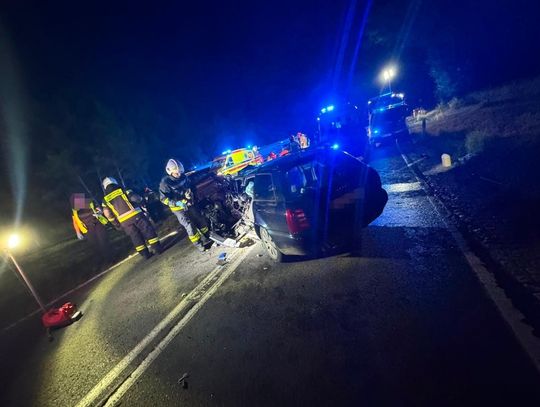 Czołowe zderzenie osobówek na krajówce. Nie żyje 17-latek, jego koledzy uciekli z miejsca wypadku