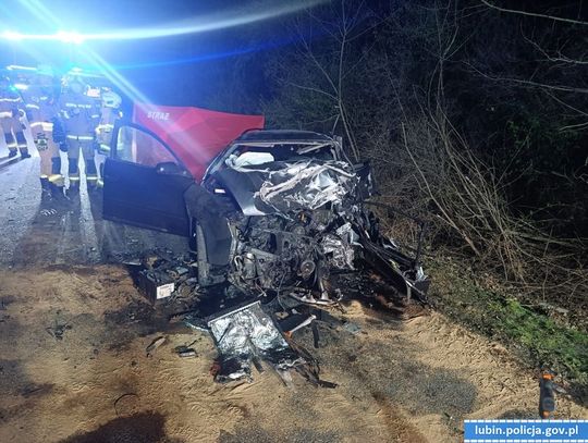 Czołowe zderzenie osobówek podczas wyprzedzania. W wypadku zginęli dwaj młodzi kierowcy