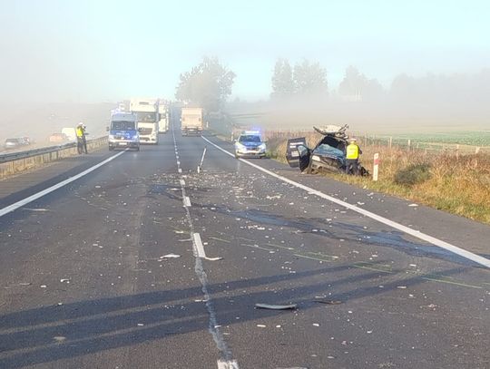 Czołowe zderzenie osobówki i ciężarowego dafa. Mimo reanimacji nie udało się uratować życia kierowcy