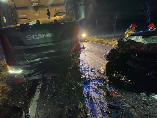 Czołowe zderzenie osobówki i ciężarowej scanii. W wypadku zginął 25-letni policjant