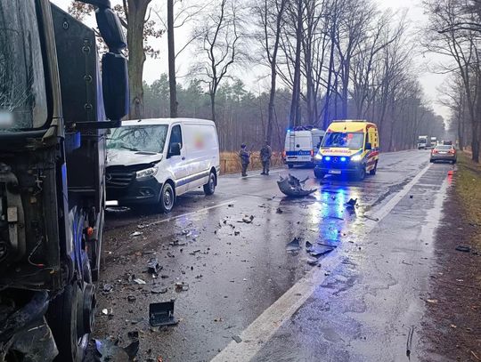 Czołowe zderzenie osobówki i ciężarówki wojskowej. Zginął kierowca volkswagena [FOTO]