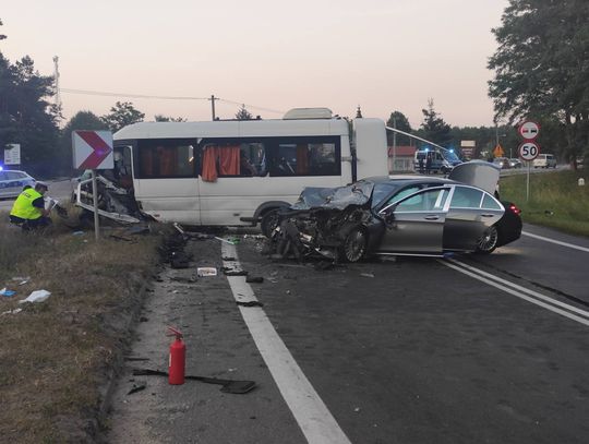 Czołowe zderzenie osobówki i małego autobusu. Kierowca mercedesa zginął, 9 osób zostało rannych