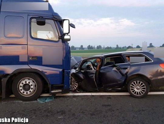 Czołowe zderzenie osobówki i tira. Pijany kierowca wjechał pod prąd na drogę ekspresową