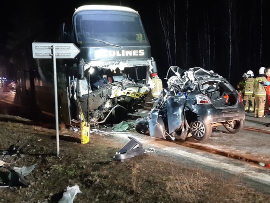 Czołowe zderzenie osobówki z autokarem. Kierowca toyoty zginął na miejscu [FOTO]