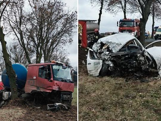 Czołowe zderzenie peugeota z cysterną. W wypadku zginął kierowca osobówki [FOTO]