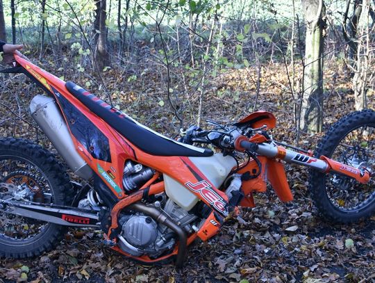 Czołowe zderzenie quada i motocykla na leśnej drodze. Poszkodowany 34-latek trafił do szpitala