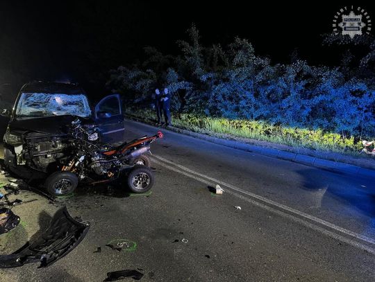 Czołowe zderzenie quada z volkswagenem. Zginął kierowca quada, 20-letnia pasażerka ciężko ranna