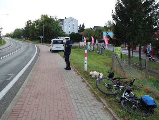 Czołowe zderzenie rowerzystów na ścieżce. Ranni mężczyźni zabrani do szpitali