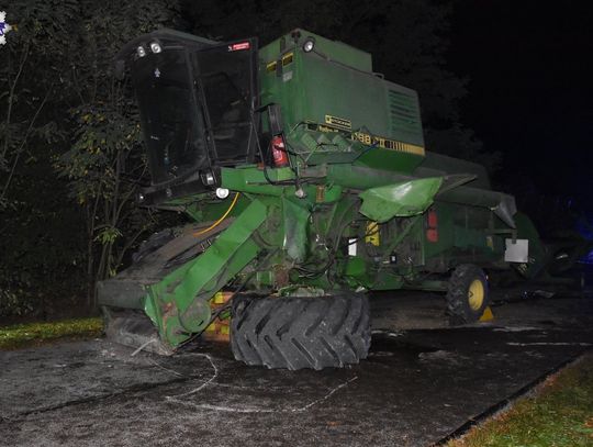 Czołowe zderzenie samochodu osobowego i kombajnu. Kierowca Renault zginął na miejscu