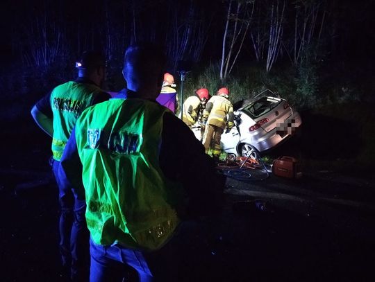 Czołowe zderzenie seata i ciężarowej scanii. Kierowca osobówki zginął na miejscu