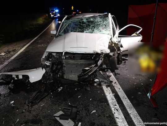 Czołowe zderzenie skody i audi na krajowej 94. Kierowca pierwszego z pojazdów zginął na miejscu