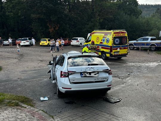 Czołowe zderzenie skody i autobusu. Do szpitala trafiło ponad 20 osób [WIDEO]