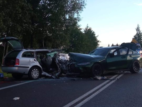 Czołowe zderzenie skody i bmw. Zginął jeden z pasażerów, cztery osoby są ranne