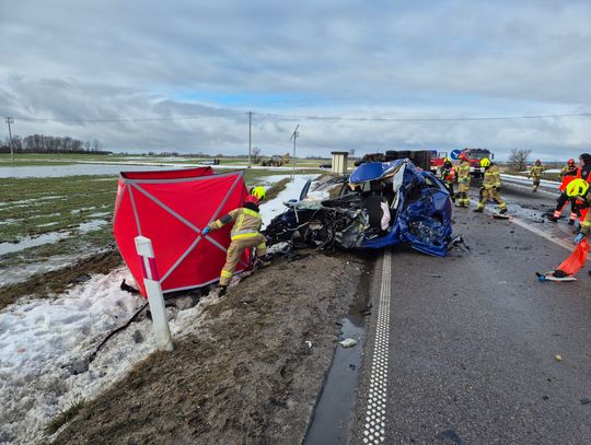 Czołowe zderzenie Skody z Kamazem przewożącym żużel. W tragicznym wypadku zginęła jedna osoba