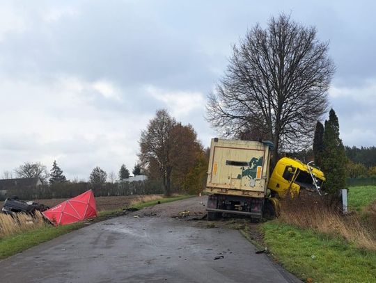 Czołowe zderzenie toyoty i ciężarowej scanii. 27-letni kierowca osobówki zginął na miejscu