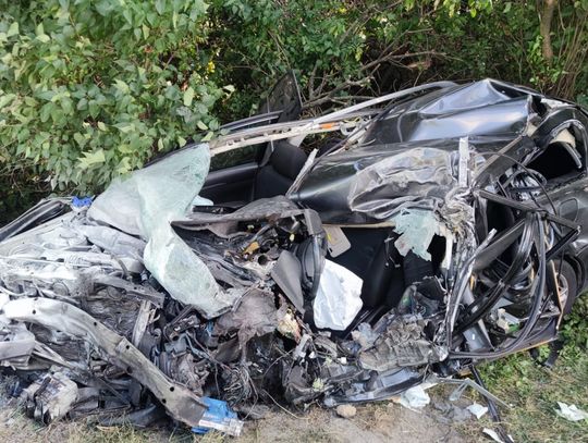 Czołowe zderzenie toyoty i ciężarówki. Zginęła kierująca osobówką, dziecko jest ciężko ranne [FOTO]