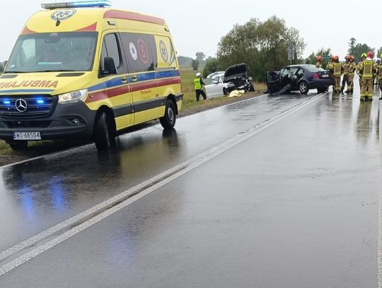 Czołowe zderzenie volkswagena i audi. W wypadku zginęła 62-letnia kierująca, dwie osoby są ranne