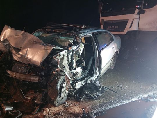 Czołowe zderzenie volkswagena i ciężarowego mana. Kierowca osobówki zginął na miejscu