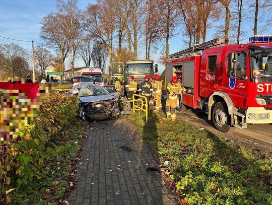 Czołowe zderzenie volkswagena i ciężarowego mana. Zginął pasażer osobówki, kierująca została ranna