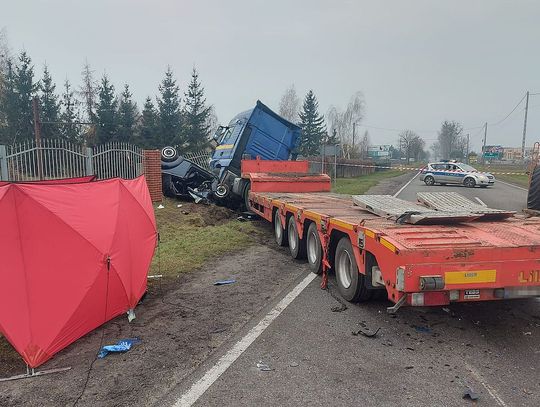 Czołowe zderzenie volkswagena i ciężarówki. 37-letni kierowca osobówki zginął na miejscu [FOTO]