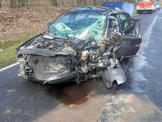 Czołowe zderzenie volkswagena i citroena. 18-letni kierowca nie dostosował prędkości do warunków drogowych