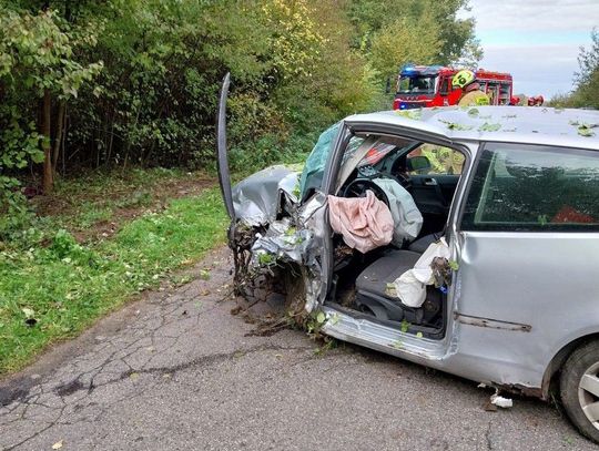 Czołowe zderzenie volkswagena i cupry. W wypadku zginął 32-letni mężczyzna