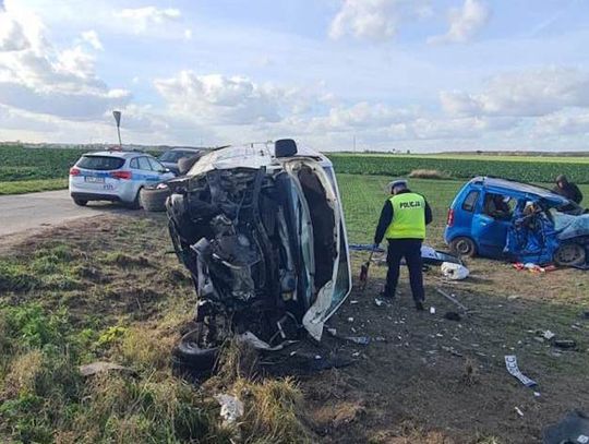 Czołowe zderzenie volkswagena i suzuki. W wypadku zginął 85-letni mężczyzna
